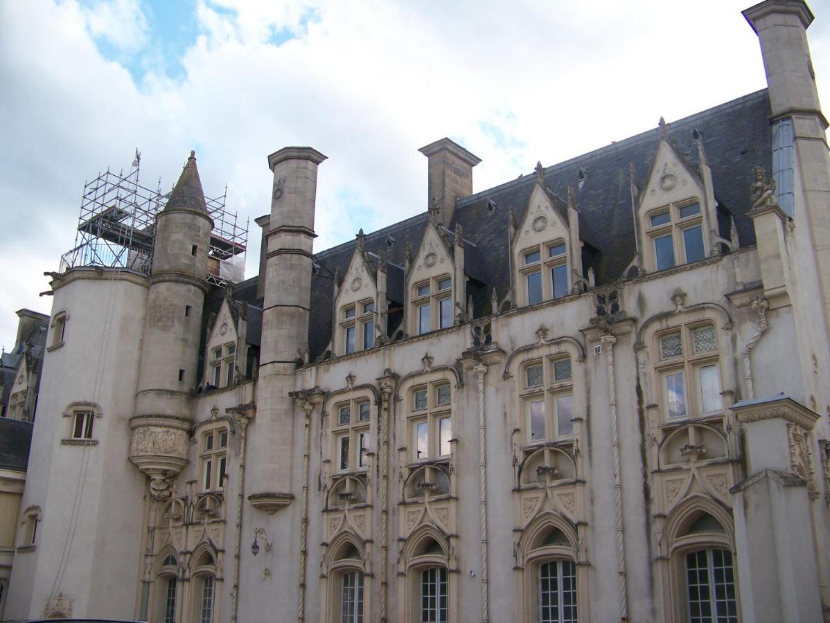 Charmant Studio Au Calme Tout Confort Dans Chateau Neo Gothique Proche Zenith Comet Orleans Parking Voiture Gratuit Wifi Haut Debit Rue Des Montees Buitenkant foto